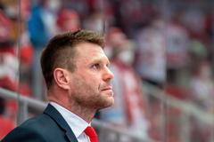 5. finále hokejové extraligy 2020/21, Třinec - Liberec: Třinecký trenér Václav Varaďa