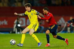 Victor Lindelöf v souboji se Španělem Raulem de Tomasem