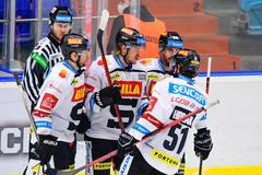 Radost hokejistů Sparty v Hradci, uprostřed Filip Chlapík