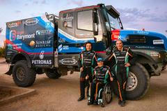 Albert Llovera se svojí posádkou před vozem Iveco připraveným na Rallye Dakar 2022