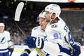 Hráči Tampy Bay Ondřej Palát (18) a Steve Stamkos (91) slaví gól