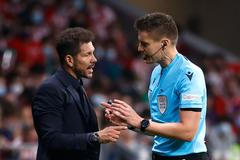 fotbal, Liga mistrů 2021/2022, Champions League - Group B - Atletico Madrid v Liverpool, Diego Simeone, rozhodčí Daniel Siebert