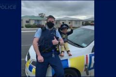 „Přijeďte, ukážu vám hračky.“ Tohle tísňové volání nemohla policie ignorovat