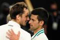 Daniil Medveděv a Novak Djokovič po finále Australian Open 2021