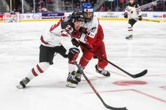 Mason McTavish z Kanady a český útočník Jiří Kulich v zápase MS do 20 let