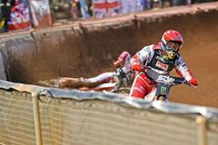 Polský jezdec Bartosz Zmarzlika  jeho padající týmový kolega Marcin Janowski ve finále Ploché dráhy národů 2021