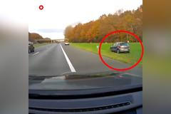 Muž bez váhání obětoval své auto. Zachránil řidičku, která ztratila vědomí