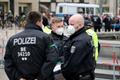 Německo, Berlín, policie, roušky.