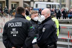 Německo, Berlín, policie, roušky.