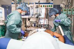 Foto: Neočkovaní pacienti bojují o život. Nemuseli tu být, upozorňují lékaři