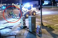 Hlavně nenápadně. Lupič vykradl s traktorem prodejnu, při honičce skončil v příkopu