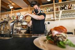 Otevření hospody, restuarce, bary, kavárny - 31. 5. 2021, koronavir, číšník, obsluha, barman, hospodský