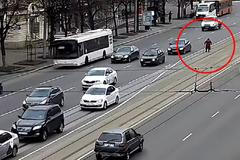 Seniorka zůstala uvězněná na rušné silnici. Museli ji zachránit hasiči, ukazuje video