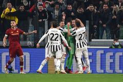 fotbal, italská liga 2021/2022, Serie A - Juventus v AS Řím, radost Juventusu po chycené penaltě