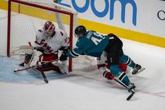hokej, NHL 2021/2022, Carolina Hurricanes at San Jose Sharks, Tomáš Hertl