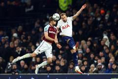 Tomáš Souček z West Hamu a hráč Tottenhamu Harry Kane ve čtvrtfinále anglického Ligového poháru