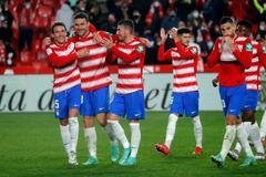 Hráči Granady slaví gól v zápase s Atléticem Madrid