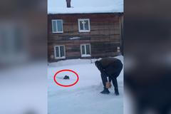 Školák zapadl celý do sněhu. Dlouhé minuty mu nikdo nepřišel na pomoc