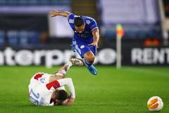 Youri Tielemans a Jakub Hromada v odvetě 2. kola Evropské ligy Leicester - Slavia