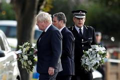 Místo činu v sobotu navštívil premiér Boris Johnson.