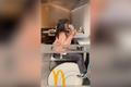 Šlapat a zároveň se cpát? Záběry z restaurace McDonald's rozvášnily lidi po celém světě