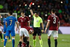 Glen Kamara dostává červenou kartu v zápase Sparta - Rangers.