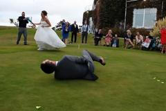 Nevěsta nešťastně trefila ženicha do rozkroku. On se svíjel, ostatní se královsky bavili