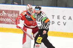 Hokejový rozhodčí Pavel Hodek a olomoucký brankář Jan Lukáš