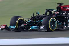 Lewis Hamilton v Mercedesu ve Velké ceně Kataru F1 2021