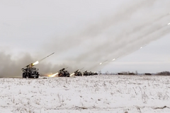 Ruské dělostřelectvo, vrtulníky i tanky předvádějí svou sílu v Orenburské oblasti