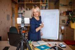 Hybridní výuka, on-line výuka, distanční výuka, učitelka