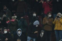 Fotbalisté Augsburgu slaví gól v síti Bayernu Mnichov.