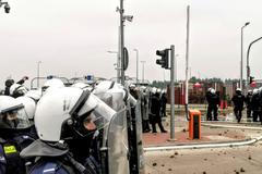 Polští policisté v šiku na hraničním přechodu Kuznica s Běloruskem.