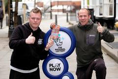 Radovali se před kamerami z milionové výhry na stíracím losu. Hloupost je ale zradila