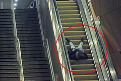 Pozor na cesty z vánočních večírků. Železničáři zveřejnili mrazivé záběry z eskalátorů