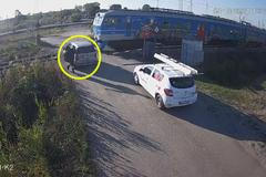 Řidiče nebavilo čekat u závor. Musel pak předvést bleskurychlou reakci