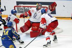 Šimon Hrubec v akci v zápase Channel One Cupu Česko - Švédsko