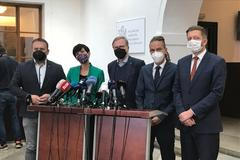 Předsedové pěti politických stran po společném jednání, na kterém se domlouvali na budoucí vládní spolupráci.