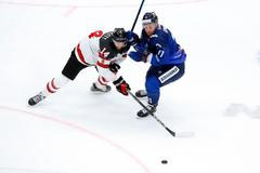 Reese Scarlett z Kanady bojuje s finským hráčem Leo Komarovem v zápase Channel One Cupu.