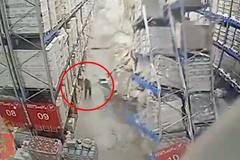 Na muže se ve skladu zřítily tisíce lahví alkoholu. Nehodu jako zázrakem přežil