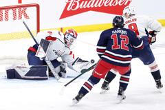 Washingtonských brankář Vítek Vaněček v akci v zápase NHL s Winnipegem.