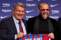Dani Alves a šéf Barcelony Joan Laporta