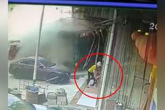 Na ženu s dítětem se řítil neovladatelný kamion. Kamera zachytila rozhodující vteřiny