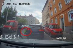 Řidič Jaguaru vlétl do zákazu vjezdu. Strážníka pak naschvál uvěznil pod kolem