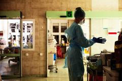 Foto / JIP / ARO / Covid-19 / FNKV / Nemocnice / Koronavirus / ARO / Nakažení / Intenzivní péče / Pacient / Očkování / Antivaxer / Neočkovaní / Zdravotník / Lékař / Sestra / Listopad 2021 / Vinohrady