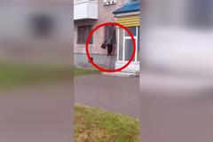 Ukrajinská babička chodí domů oknem. Bojí se zámku na čip