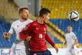 Patrik Schick a Ruslan Judenkov v zápase skupiny E kvalifikace MS Bělorusko - Česko