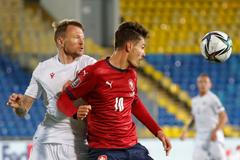 Patrik Schick a Ruslan Judenkov v zápase skupiny E kvalifikace MS Bělorusko - Česko