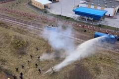 Migranti zaútočili kamením na polskou stráž. Ta proti nim použila vodní dělo a slzný plyn