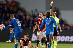 Glen Kamara dostává žlutou kartu v zápase skupiny A EL Sparta - Rangers